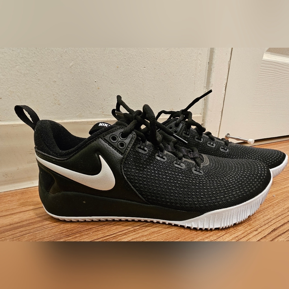 NEW NO BOX Nike Women's Black Volleyball Mesh Sneakers with White Swoosh